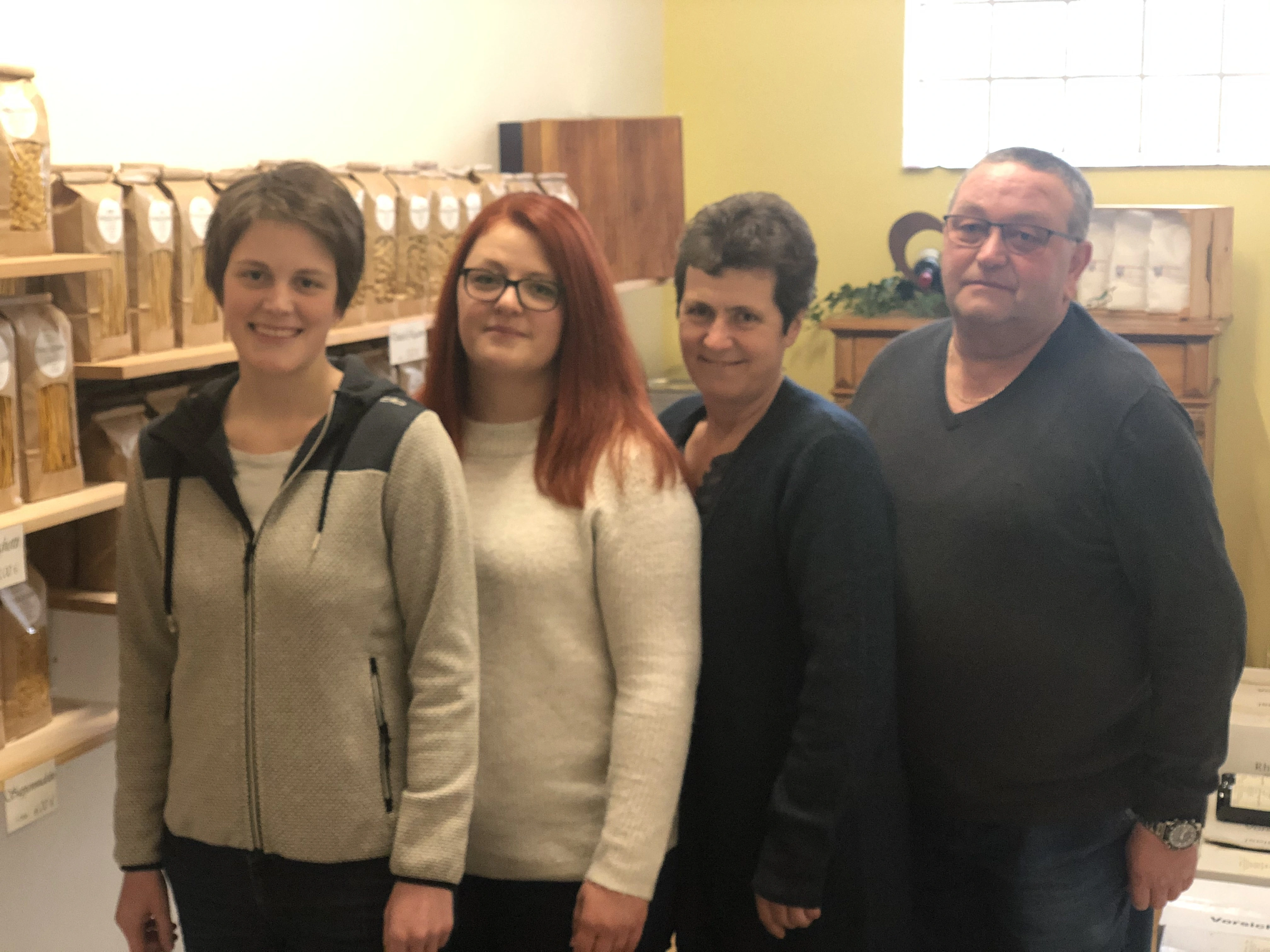 Familie Eisenreich vor der Nudelmanufaktur